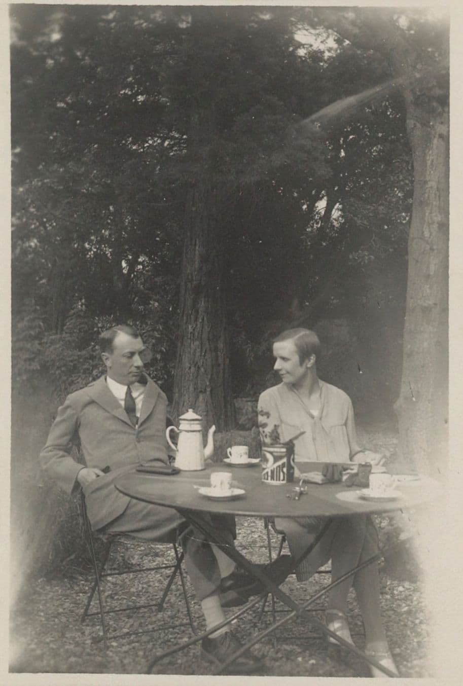 Nelly van Doesburg en Hans Arp in de tuin bij Paul Eluards huis, Eaubonne, ca. 1927. Collectie RKD.  Archive of Theo and Nelly van Doesburg. 