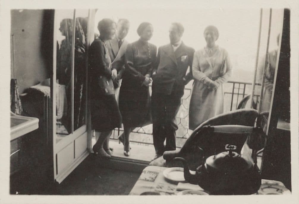 Theo en Nelly van Doesburg, Hans Arp, Sophie Taeuber-Arp en Frederick en Steffi Kiesler op het balkon van de Kiesler's verblijf in Parijs, 1930. Collectie RKD.  Archive of Theo and Nelly van Doesburg. 