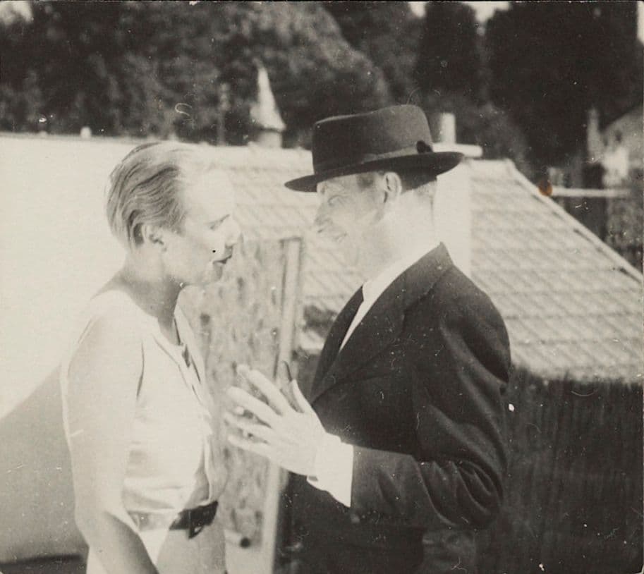 Nelly van Doesburg en Hans Arp op het dak van het huis in  Meudon,  ca. 1933. Collectie RKD. Archive of Theo and Nelly van Doesburg. 