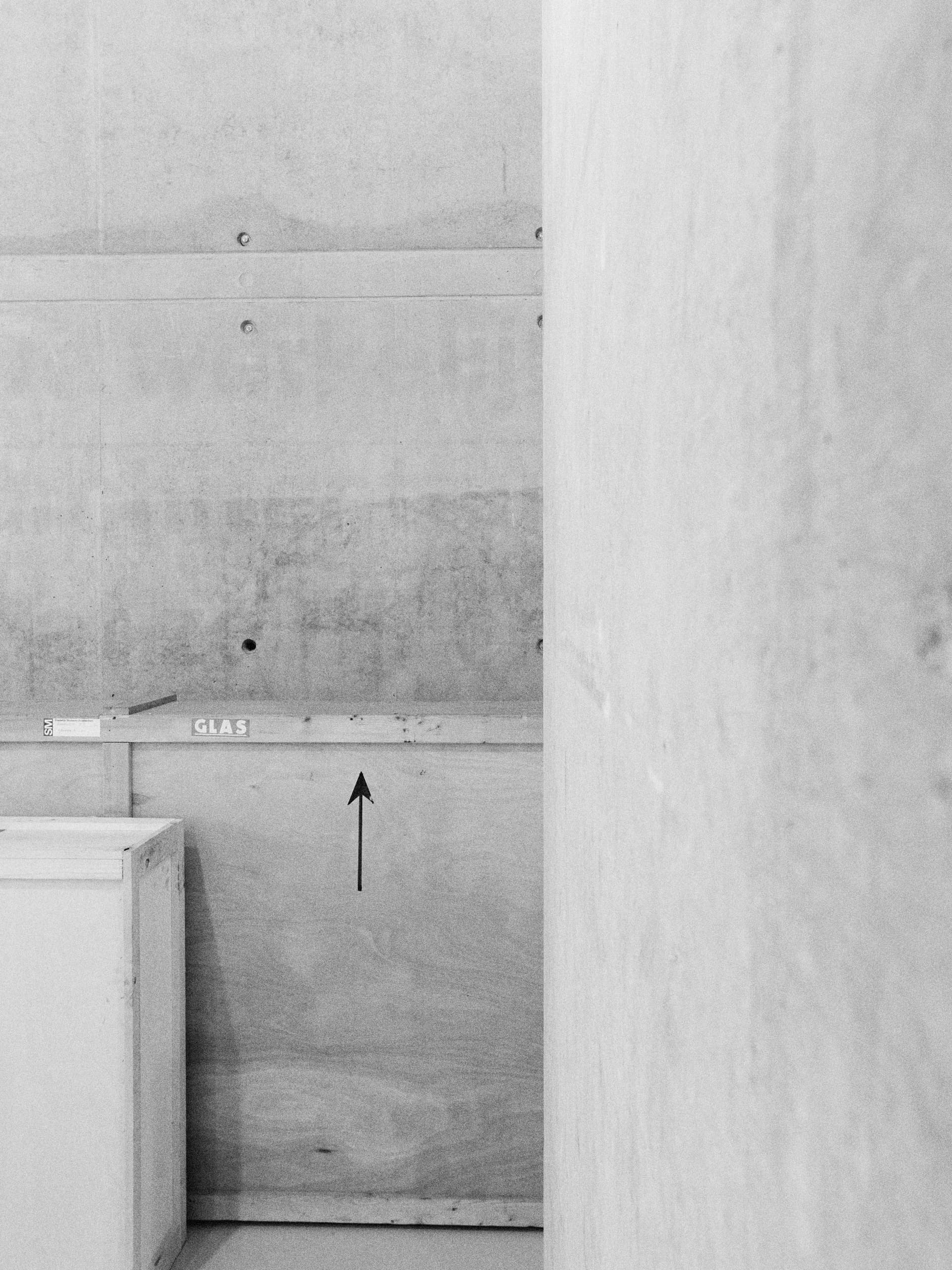 Onderdelen van stijlkamers, verpakt in kisten. Foto Johannes Schwartz