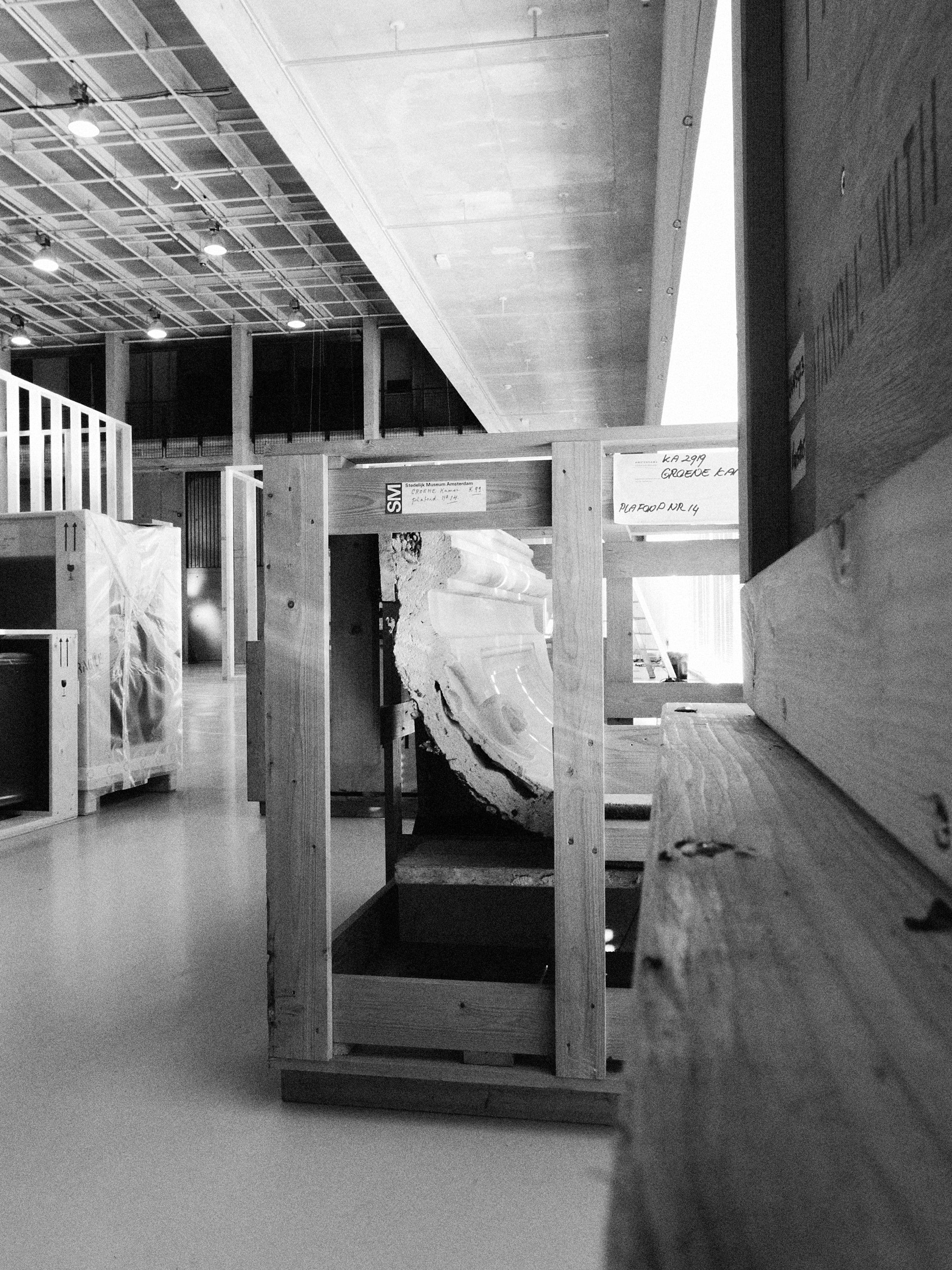 Onderdelen van stijlkamers, verpakt in kisten. Foto Johannes Schwartz