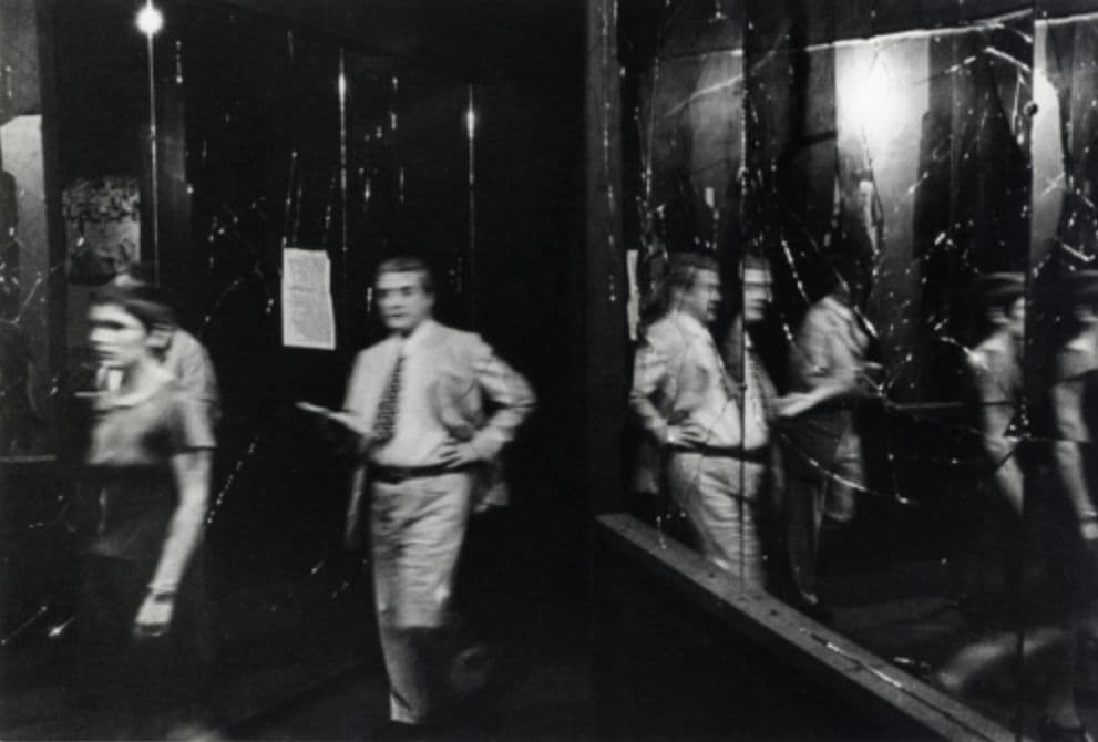 Ruimte met gebroken spiegels, installatie van Aldo van Eyck, Triennale di Milano 1968. Foto Archivio Triennale di Milano. 