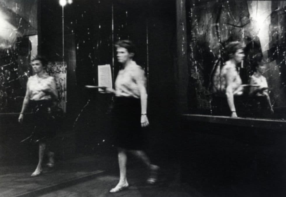 Ruimte met gebroken spiegels, installatie van Aldo van Eyck, Triennale di Milano 1968. Foto Archivio Triennale di Milano. 