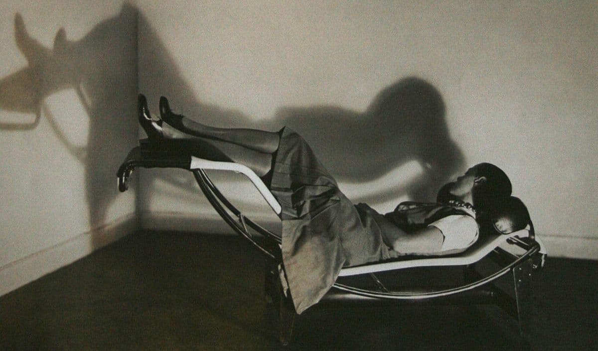 Charlotte Perriand sur la Chaise longue basculante Le Corbusier-Jeanneret-Perriand, 1928. © Archives Charlotte Perriand, c/o Pictoright Amsterdam 2017  