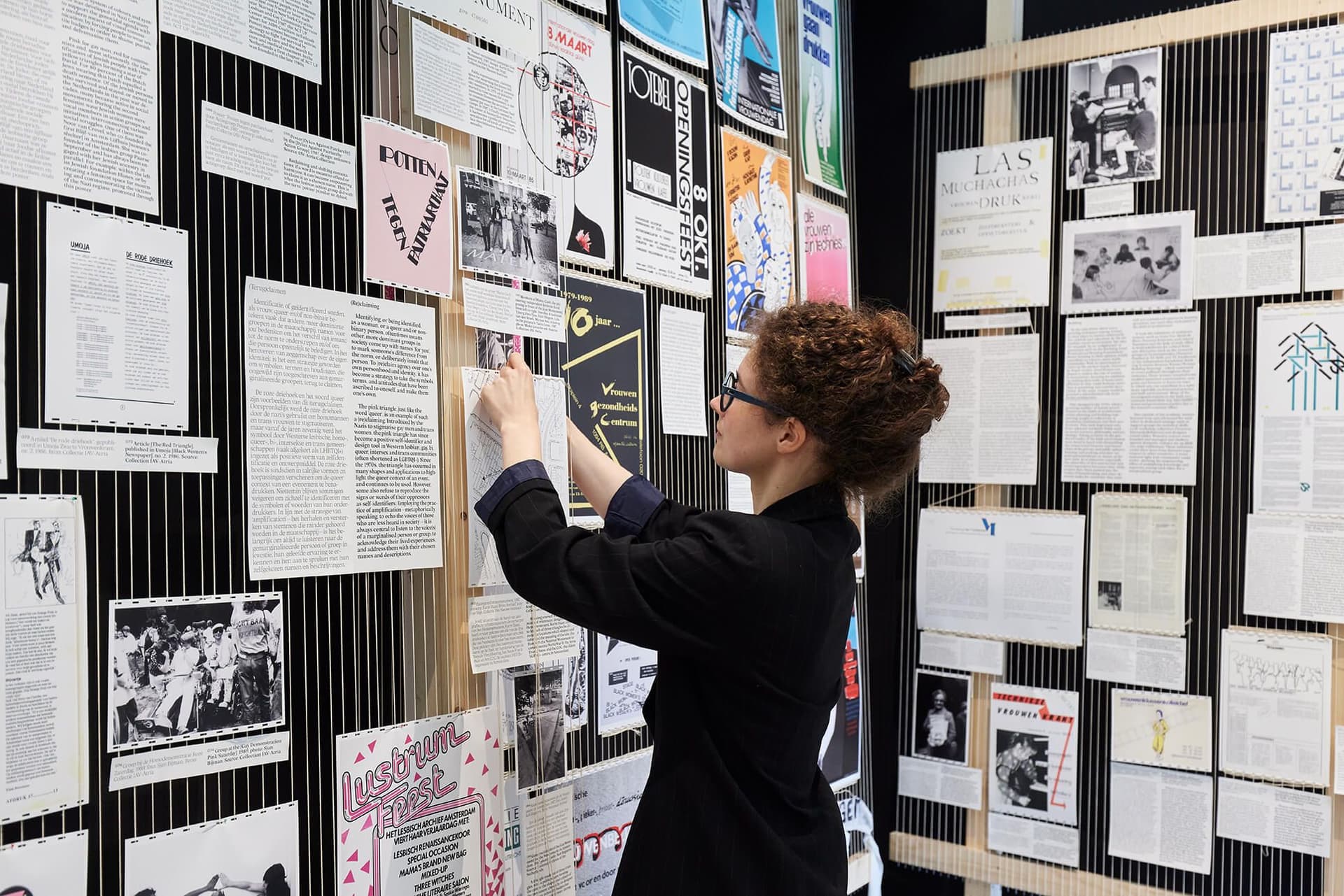 Feministische Ontwerpstrategieën (ontwerp: Tabea Nixdorff) in Het ontwerp van het sociale. 100 jaar eigenzinnig samenleven in Nederland bij Het Nieuwe Instituut in Rotterdam, 04/07/2021 – 07/07/2024. Foto: Aad Hoogendoorn. 