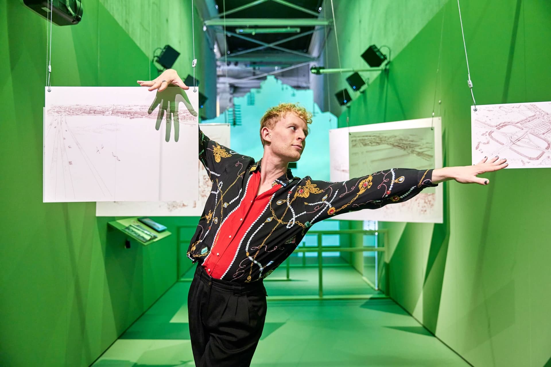 Detour guide Bas van der Kruk in The Architecture of Staged Realities. Photo: Aad Hoogendoorn. 