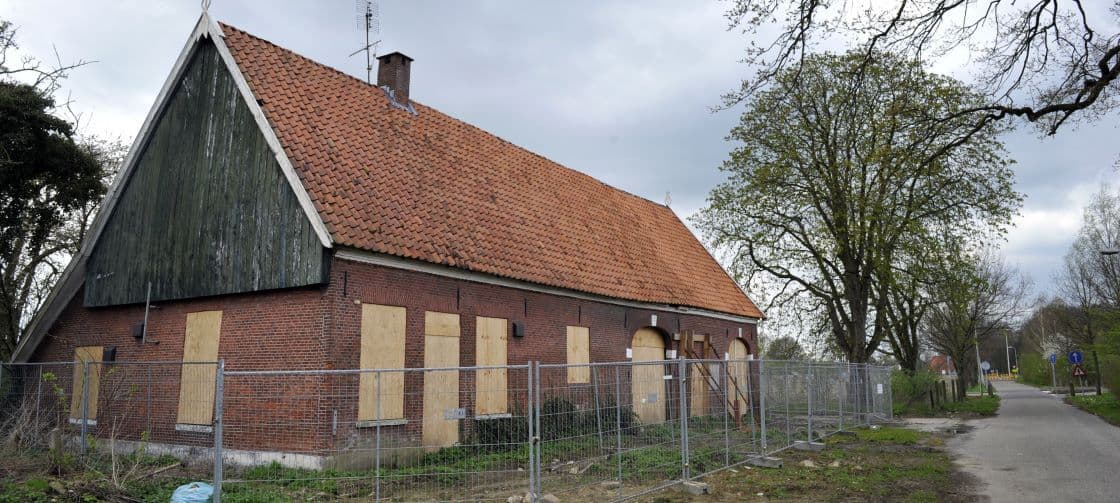 If you look carefully, you notice an increasing amount of unoccupied houses scattered across the Dutch hinterlands, positioned adjacent to barns that are still in operation. 