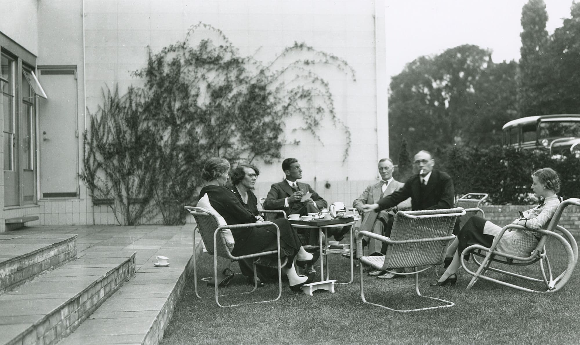 Verschillende modellen tuinmeubilair in de achtertuin van de Sonnevelds. Collectie Nieuwe Instituut. Bruikleen BIHS. 