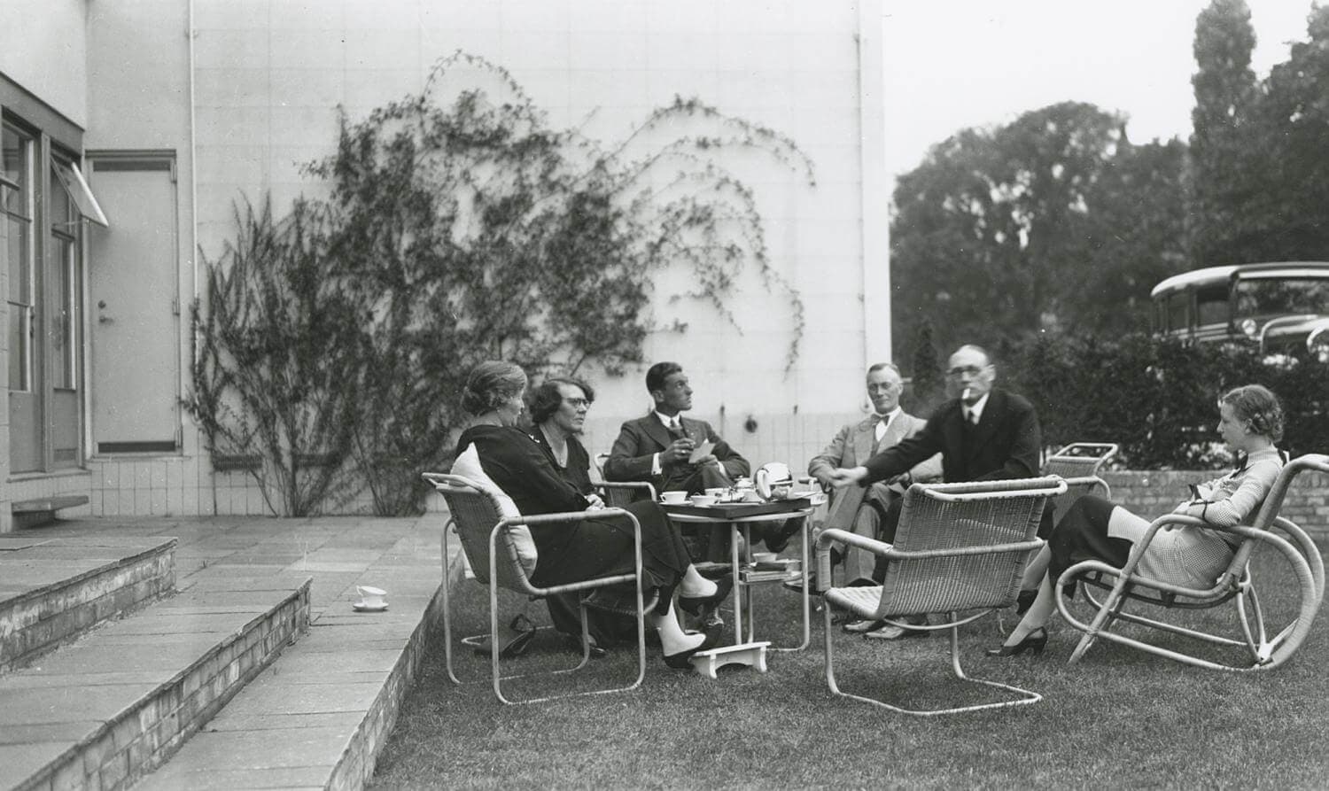 Familie Sonneveld en gasten in de achtertuin. Collectie Nieuwe Instituut, bruikleen BIHS. 