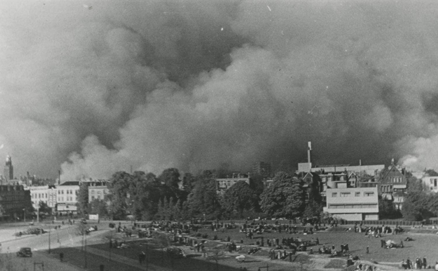 Land van Hoboken tijdens het bombardement op Rotterdam in mei 1940. Collectie Het Nieuwe Instituut 