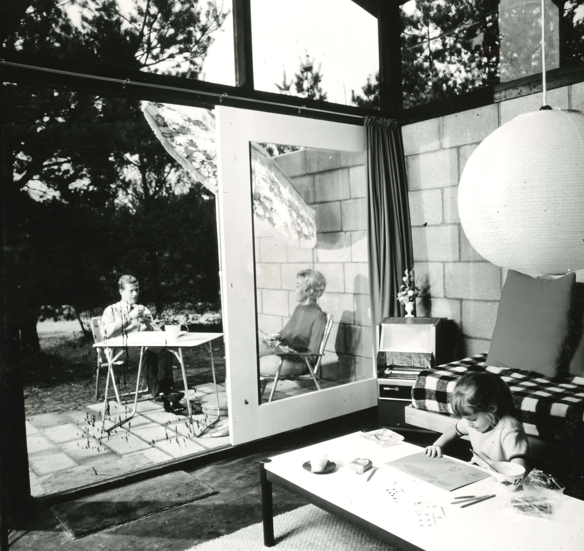 Jan Vrijhof, interior of a holiday home in Lommerbergen, a five star bungalow park in Zuid Limburg. Picture commissioned by Sporthuis Centrum, 1968. Collection Broekbakema. 