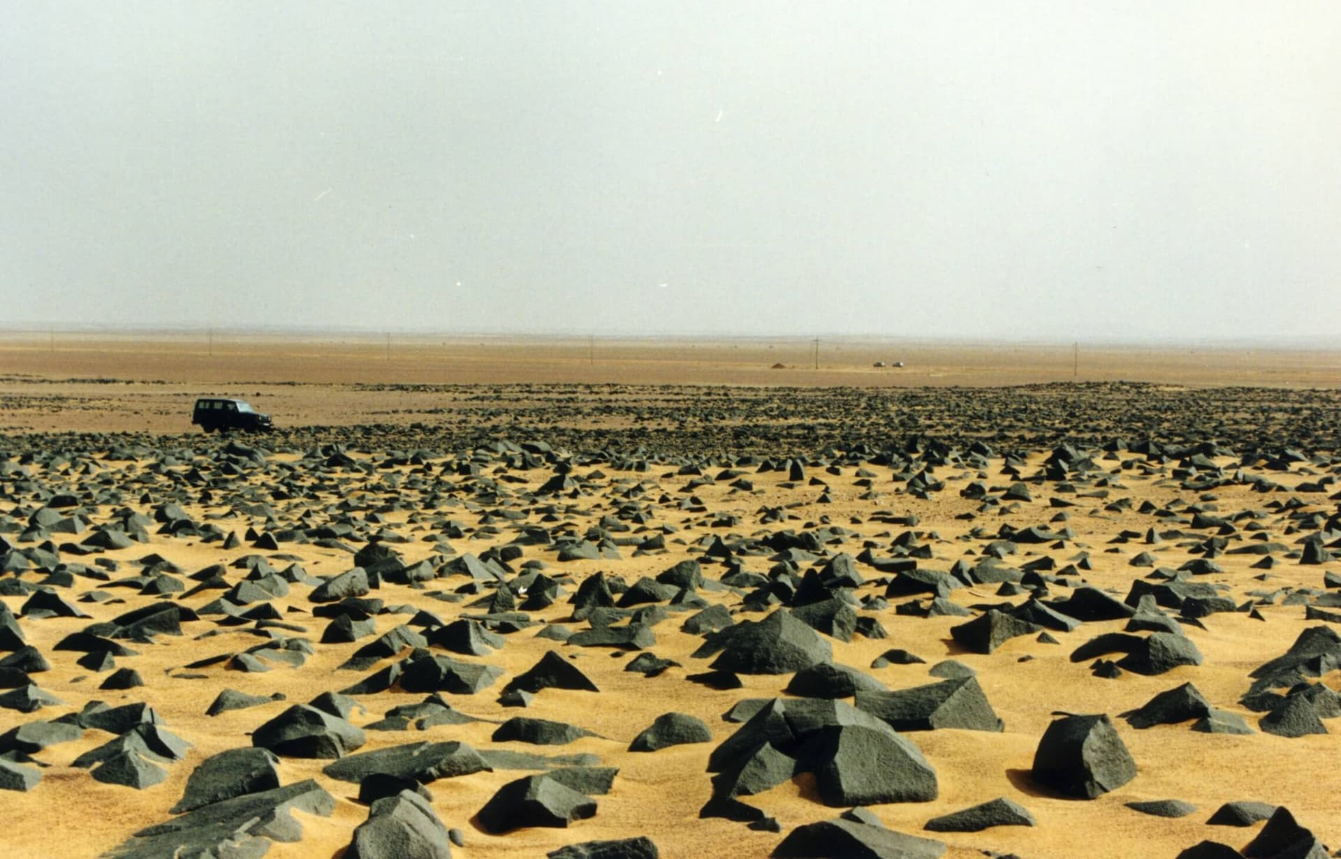 Basaltic rocks (ventifacts) in the desert at Wadi Ash-Shati, Libya. Foto: https://www.panoramio.com/photo/24409003, Wikimedia Commons 