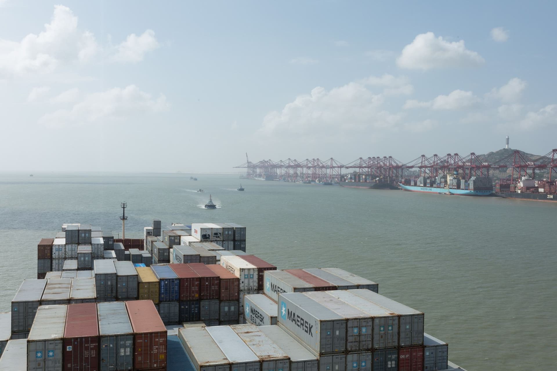 Reis met containerschip tussen Korea and China, 2014, Unknown Field Division. Foto Sascha Pohflepp. 