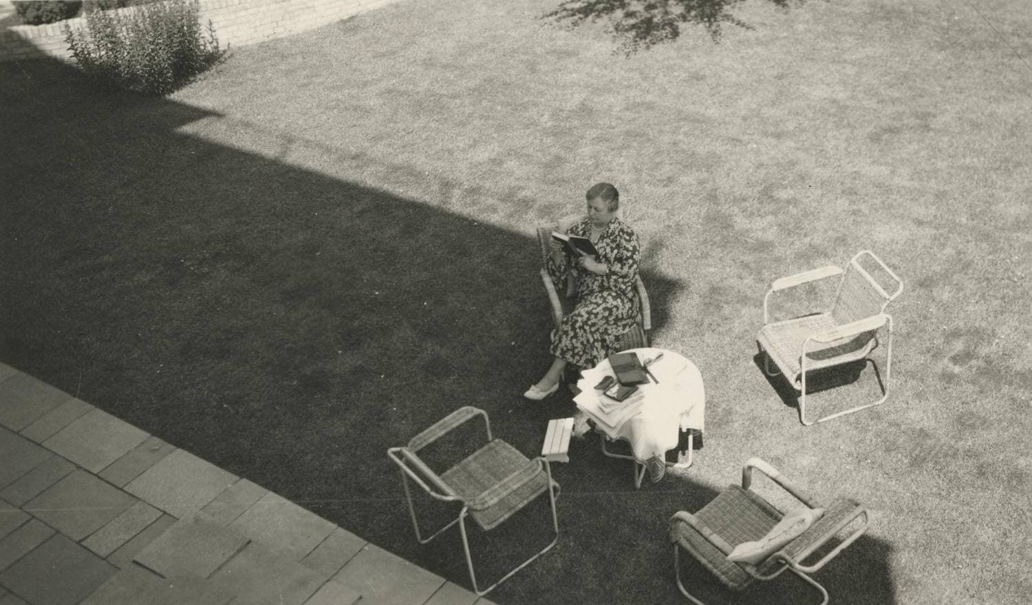 Mevrouw Sonneveld lezend in de achtertuin. Collectie Nieuwe Instituut. Bruikleen BIHS. 