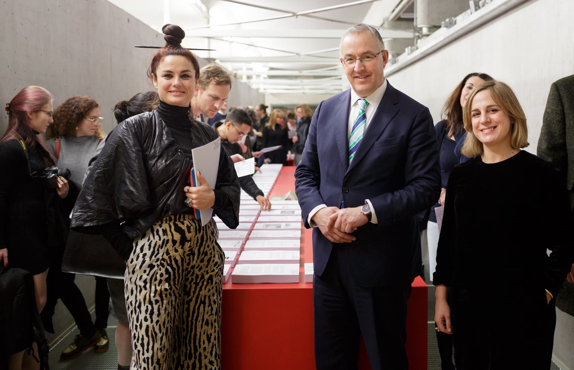 Opening Letters to the Mayor. Curator Eva Franch (Storefront for Art and Architecture), de burgemeester van Rotterdam, Ahmed Aboutaleb, en curator Marina Otero Verzier (Het Nieuwe Instituut). Foto Fred Ernst. 