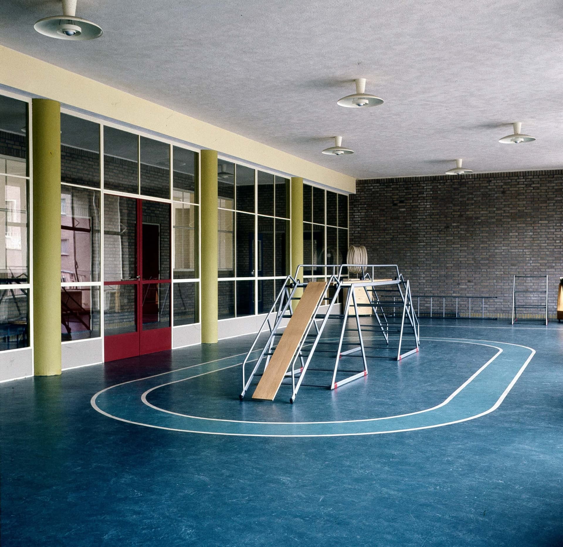 Diapositief van een schoollokaal uit het archief van interieurarchitect E. Berkovich. Plaats, jaartal en fotograaf onbekend. Collectie Het Nieuwe Instituut, BERK n42 