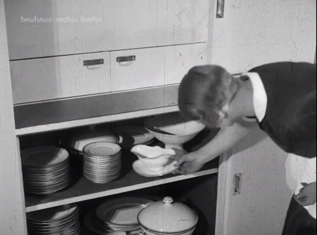 Still uit de film Wie wohnen wir gesund und wirtschaftlich? (Bauhaus Archiv, 1929). 