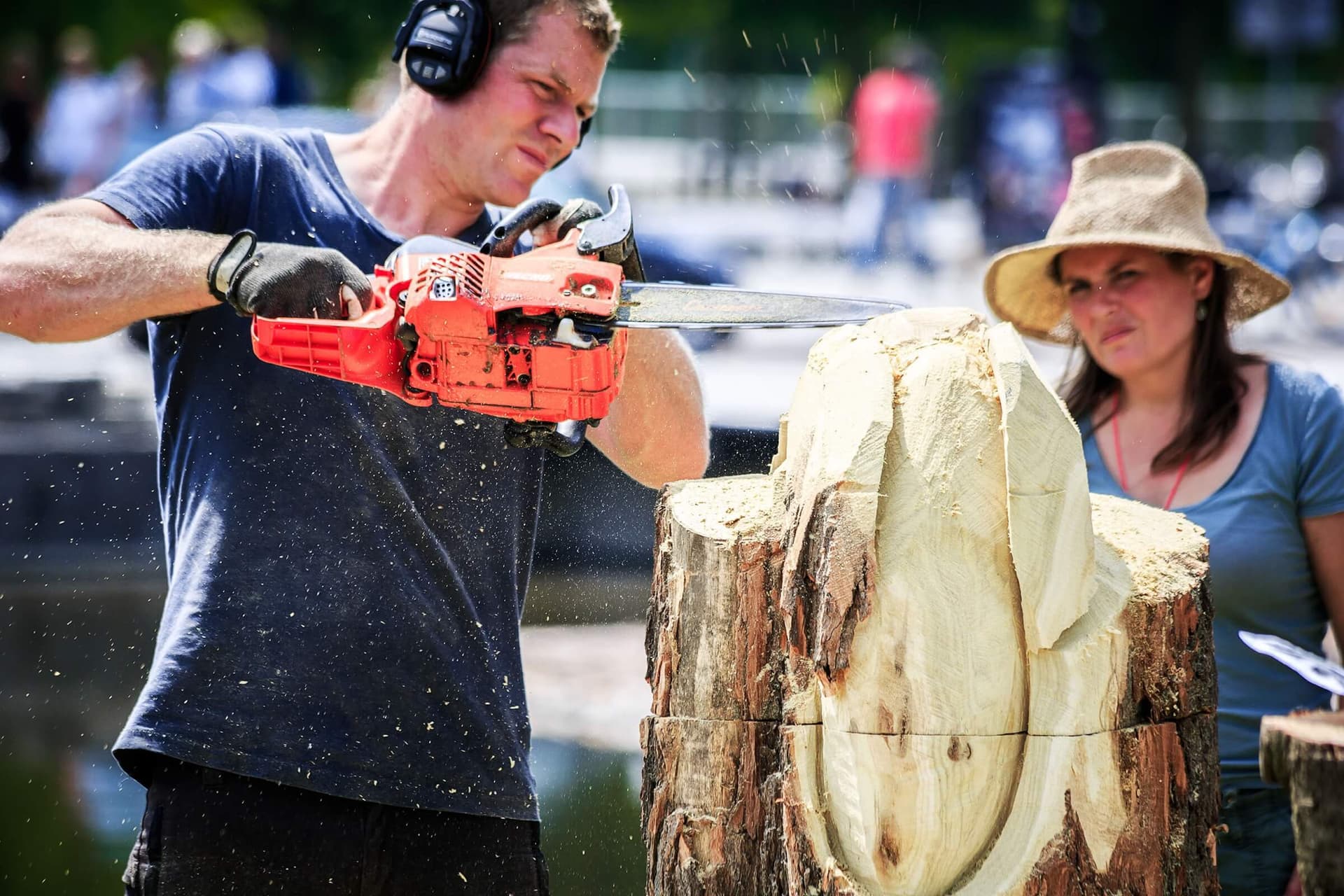 Dave Harmsworth (Treeworks) demonstreert zijn kunsten met de kettingzaag. Foto: Matthijs Immink. 