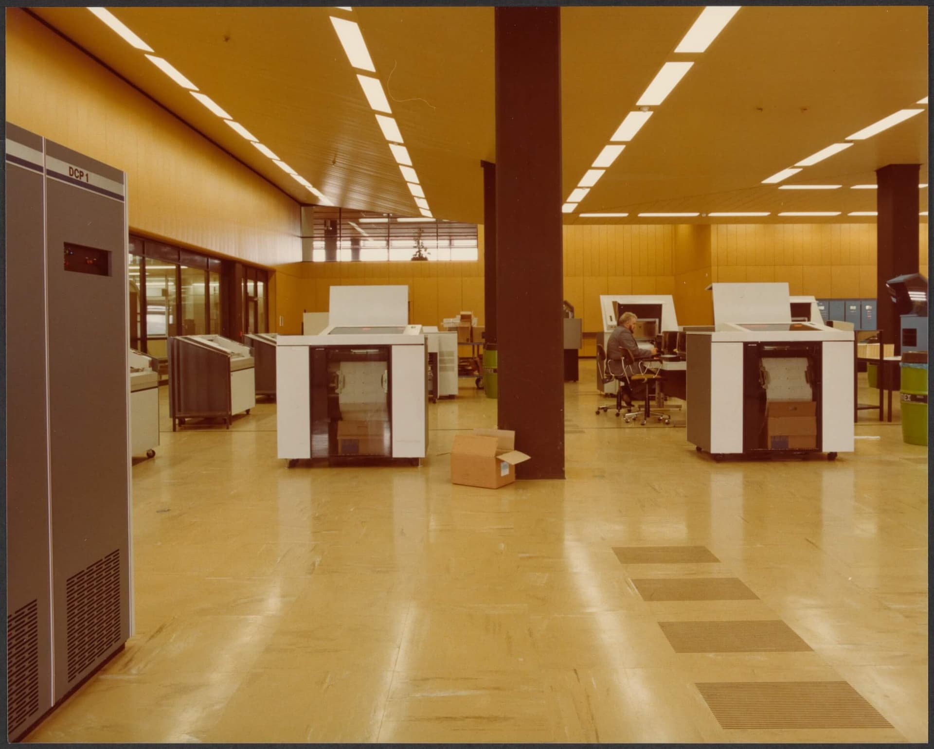 R. D. Bleeker, Bankgirocentrale Rekencentrum Algemene Bank Nederland in Leusden, 1975. Collection Het Nieuwe Instituut, BLEE ph783  