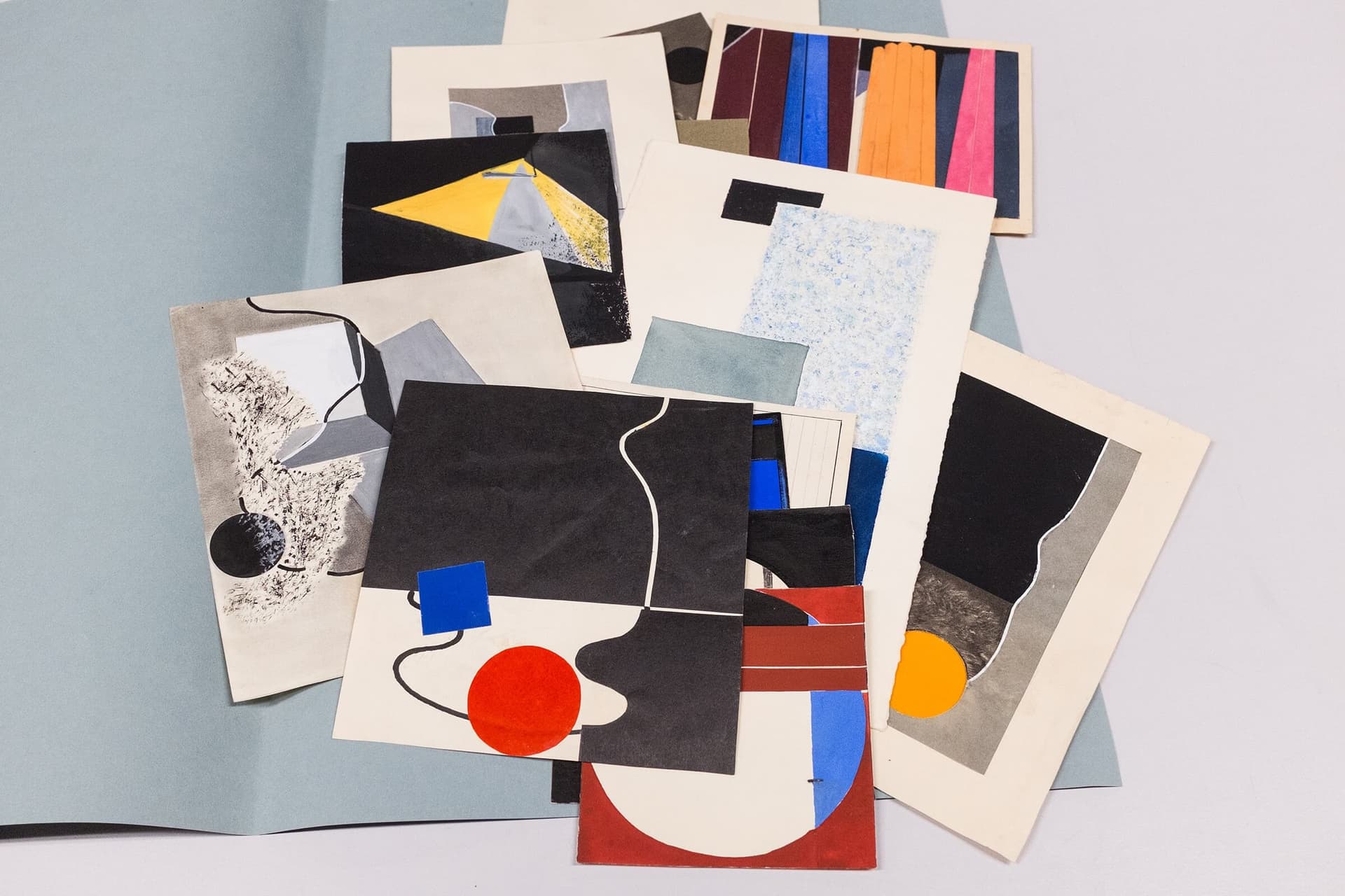 Kleurvlakken, kleur en interieur, vlekkenstudie. Leerlingenwerk o.l.v. J. Niegeman, 1940 - 1950. Collectie Het Nieuwe Instituut, NIEG 153 