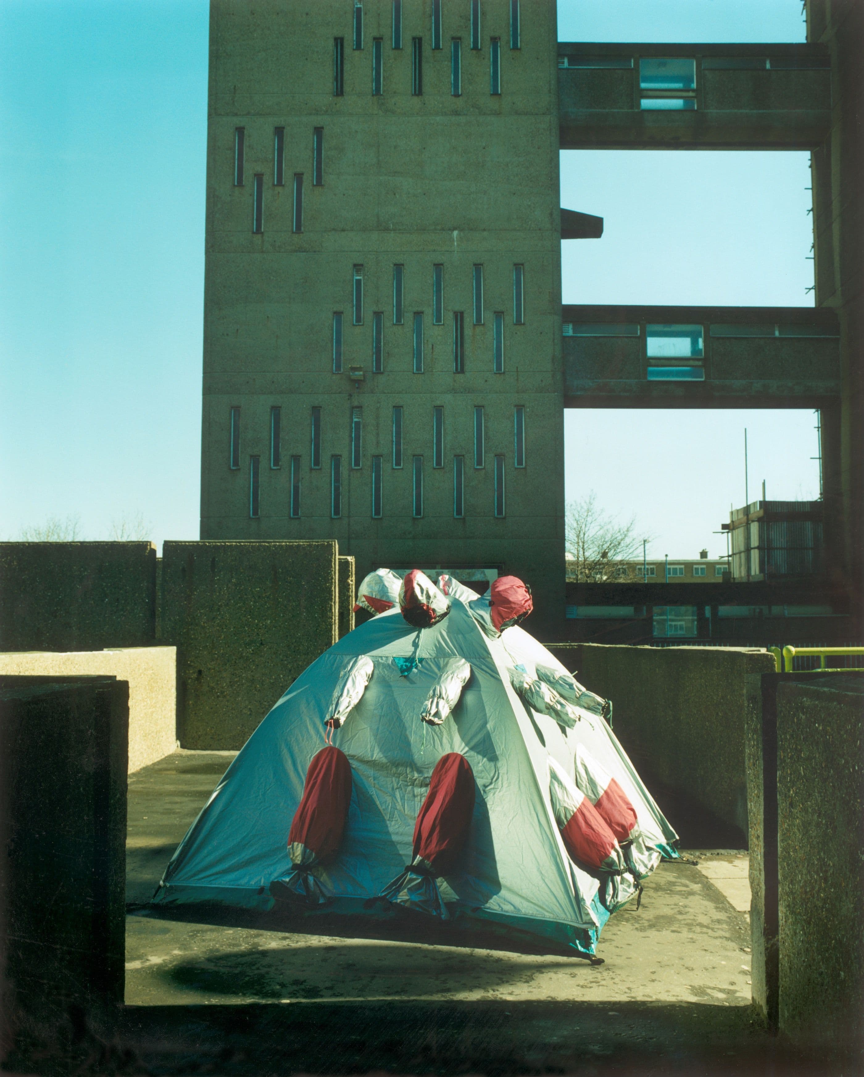 Foto credit: John Akehurst. Lucy + Jorge Orta - Refuge Wear Intervention, London East End 1998 