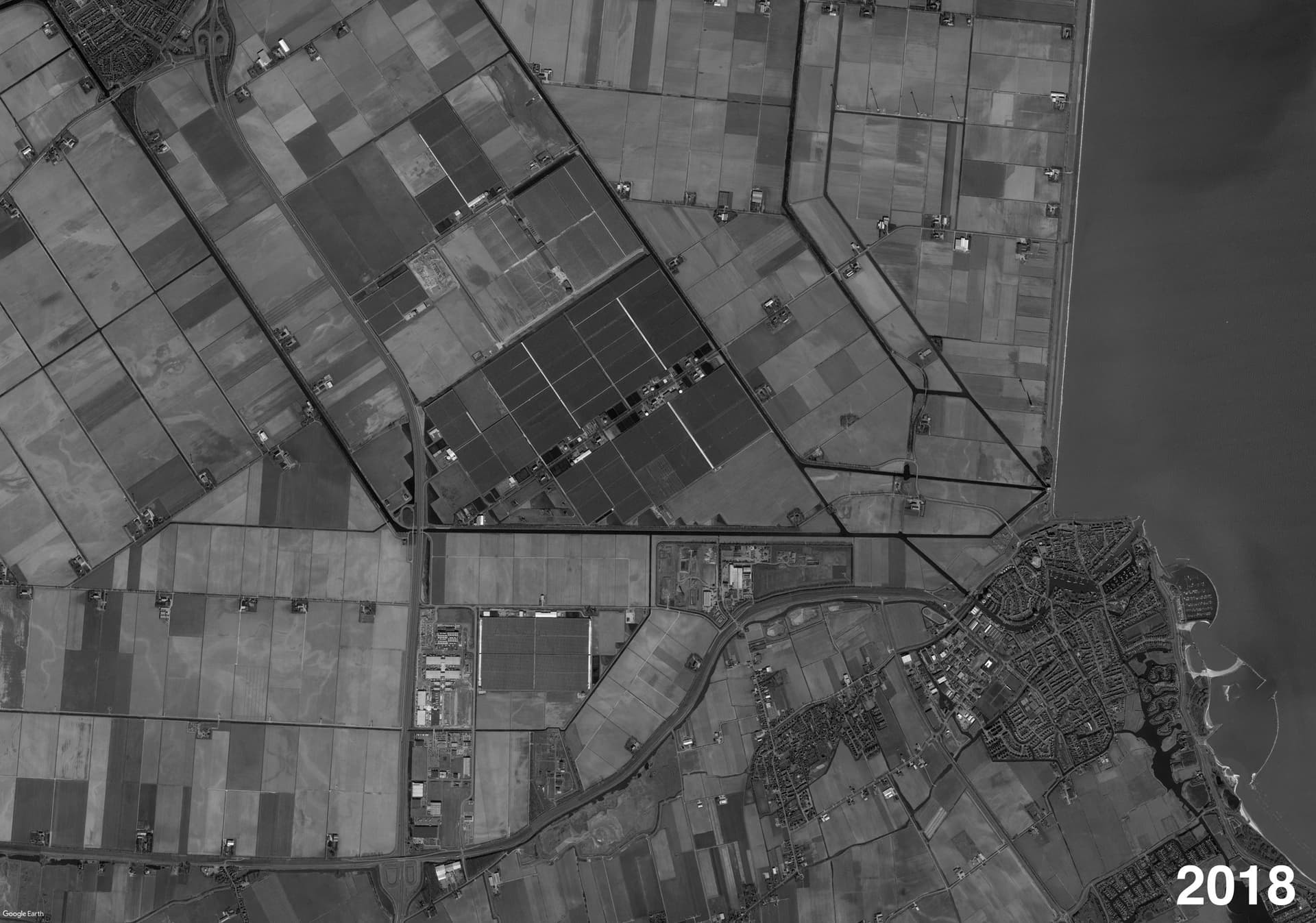 If we now go back to the plot of Mansholt—just around the corner of Agriport A7—history seems to have repeated itself, but then with rather different tools, objectives and spatial outcomes.
Image: Edited Google Earth Aerial, Middenmeer, 20… 