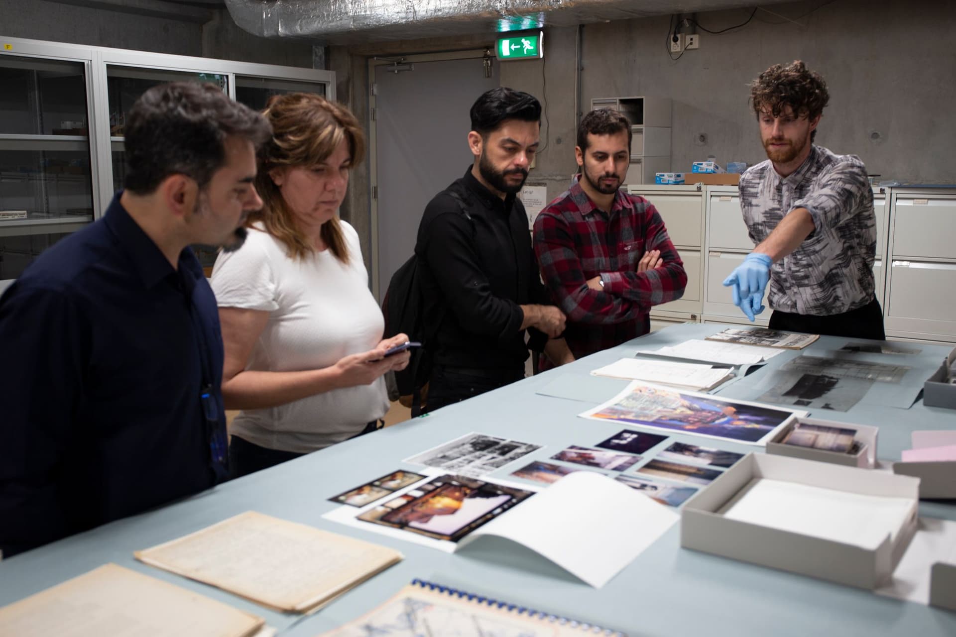 Kamil Güley, Andreas Papallas, Sophia Vyzoviti en Burak Asiliskender in de archieven van Het Nieuwe Instituut tijdens hun bezoek aan Nederland, juni 2019. 