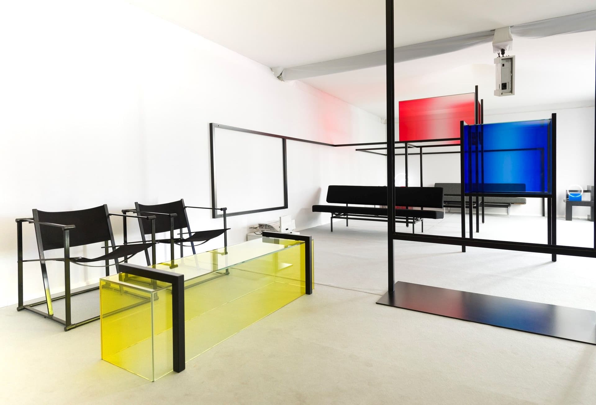 Ruimtelijke compositie in Rood, Blauw en Geel. Curator en ontwerp Studio Sabine Marcelis. Foto Lothaire Hucki
