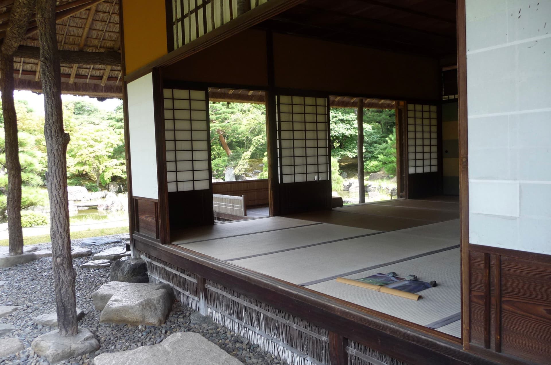 De structuur van een traditioneel Japans gebouw vergemakkelijkte de luchtcirculatie, hier in het Shokin-tei theehuis van de Katsura Detached Villa in Kyoto. Foto: Carola Hein. 