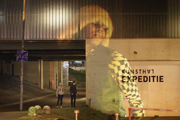A clip by Tim Wes projected on the Kunsthal facade. Photo: © AD.