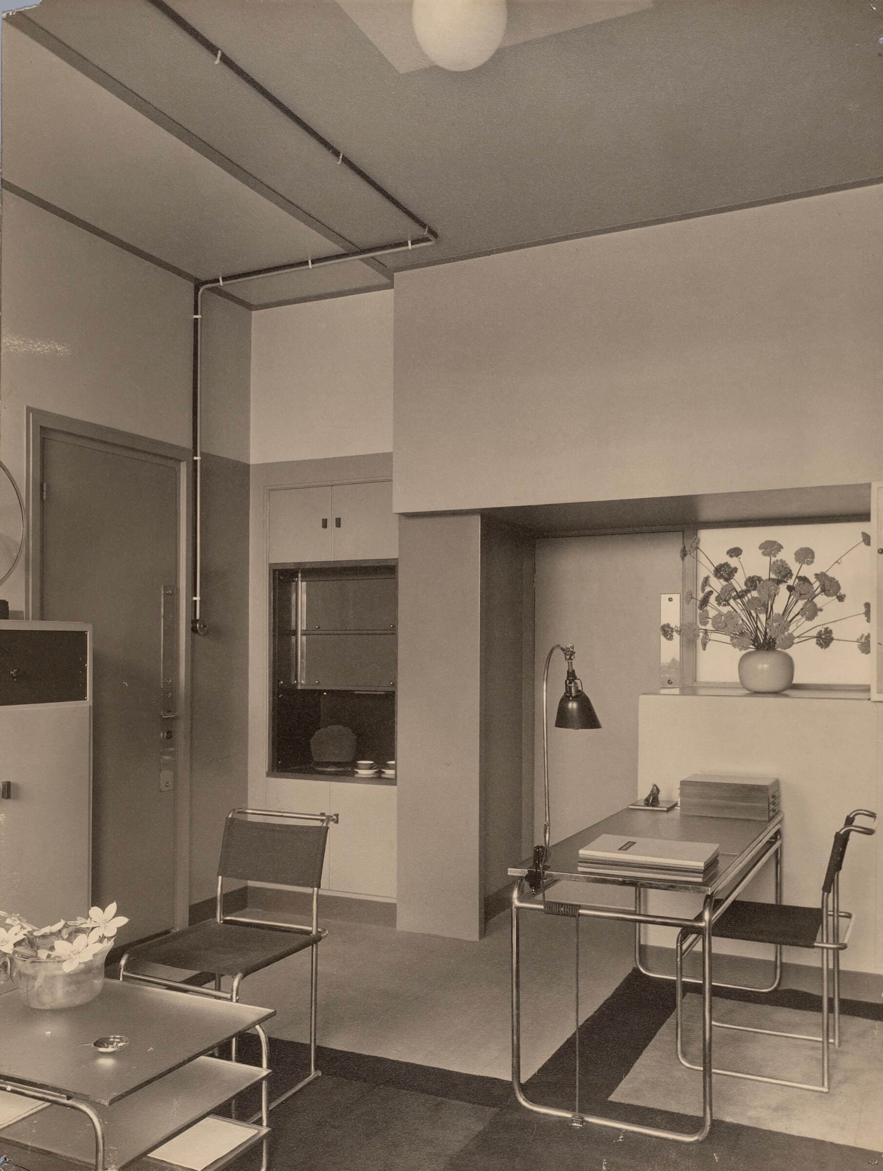 Foto van het interieur van de werkkamer van architect J. W. E. Buijs, Den Haag. Collectie Het Nieuwe Instituut, TENT o689 