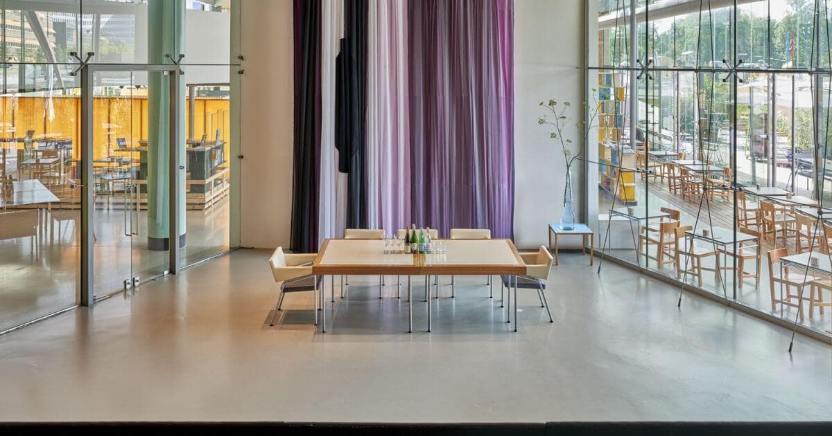 foto van het auditorium met een tafel in het midden