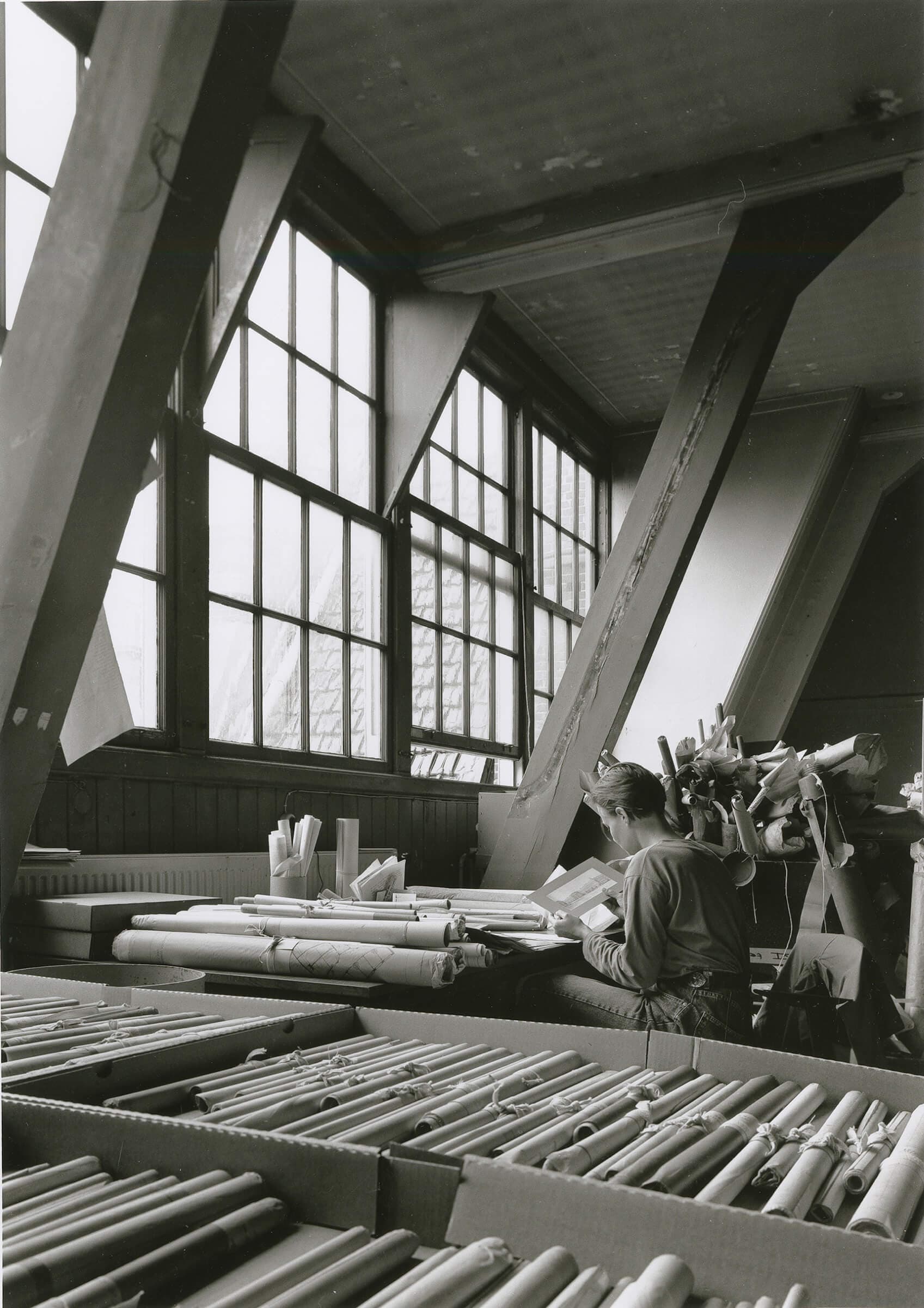 Collectiebeheer in 'De Droogbak' in Amsterdam, het onderkomen van het Nederlands Documentatiecentrum voor de Bouwkunst (NDB), de voorloper van het Nederlands Architectuurinstituut (NAi) 