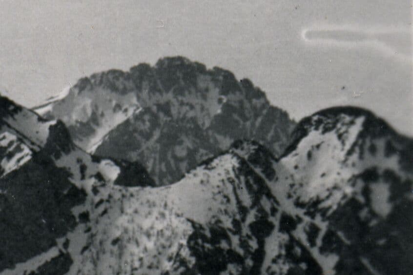 Rossella Biscotti, Senza titolo (Dai tempo al tempo), 2008. Video, 16 mm. on DVD, 11’05’’ min, sound by Jacob Kirkegaard. Courtesy Archivio Pietro Pensa CC-BY-SA. Artwork commissioned by Associazione Amici del Museo delle Grigne Onlus, curator I…