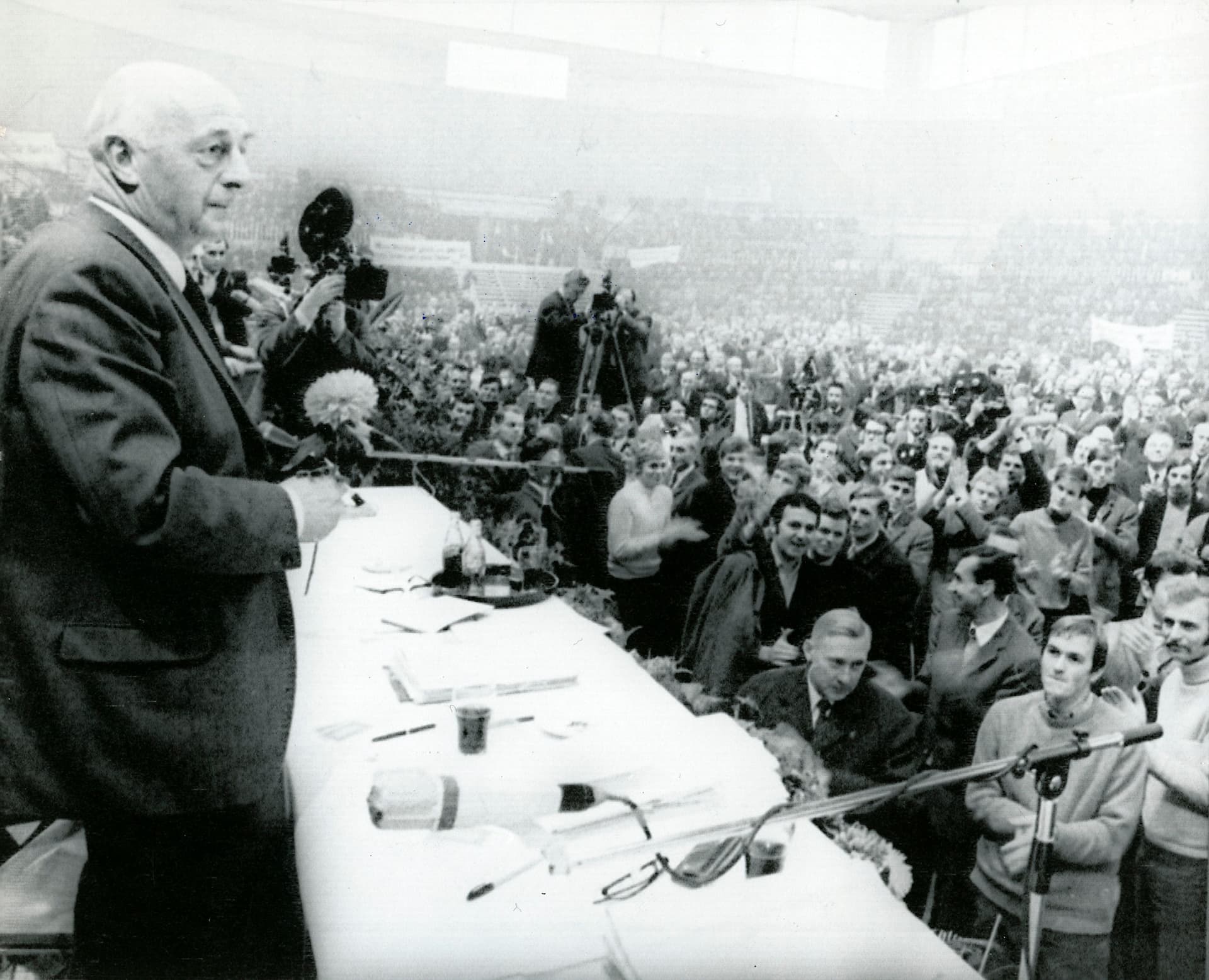  Mansholt at a farmer's protest in Kiel, Germany 13 December 1969. Mansholt tries to speak to the over 4000 farmers from Sleeswijk-Holstein while they boo him. Credits: National Archive/ Spaarnestad Photo/ UPI/ photographer unknown 