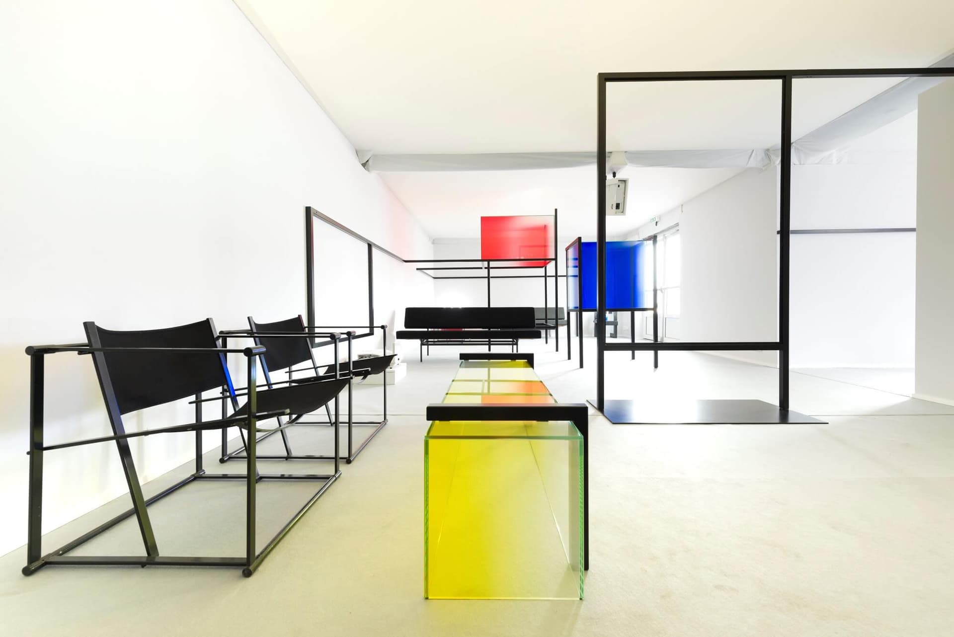 Ruimtelijke compositie in Rood, Blauw en Geel. Gecureerd en ontworpen door Studio Sabine Marcelis. Foto Lothaire Hucki 