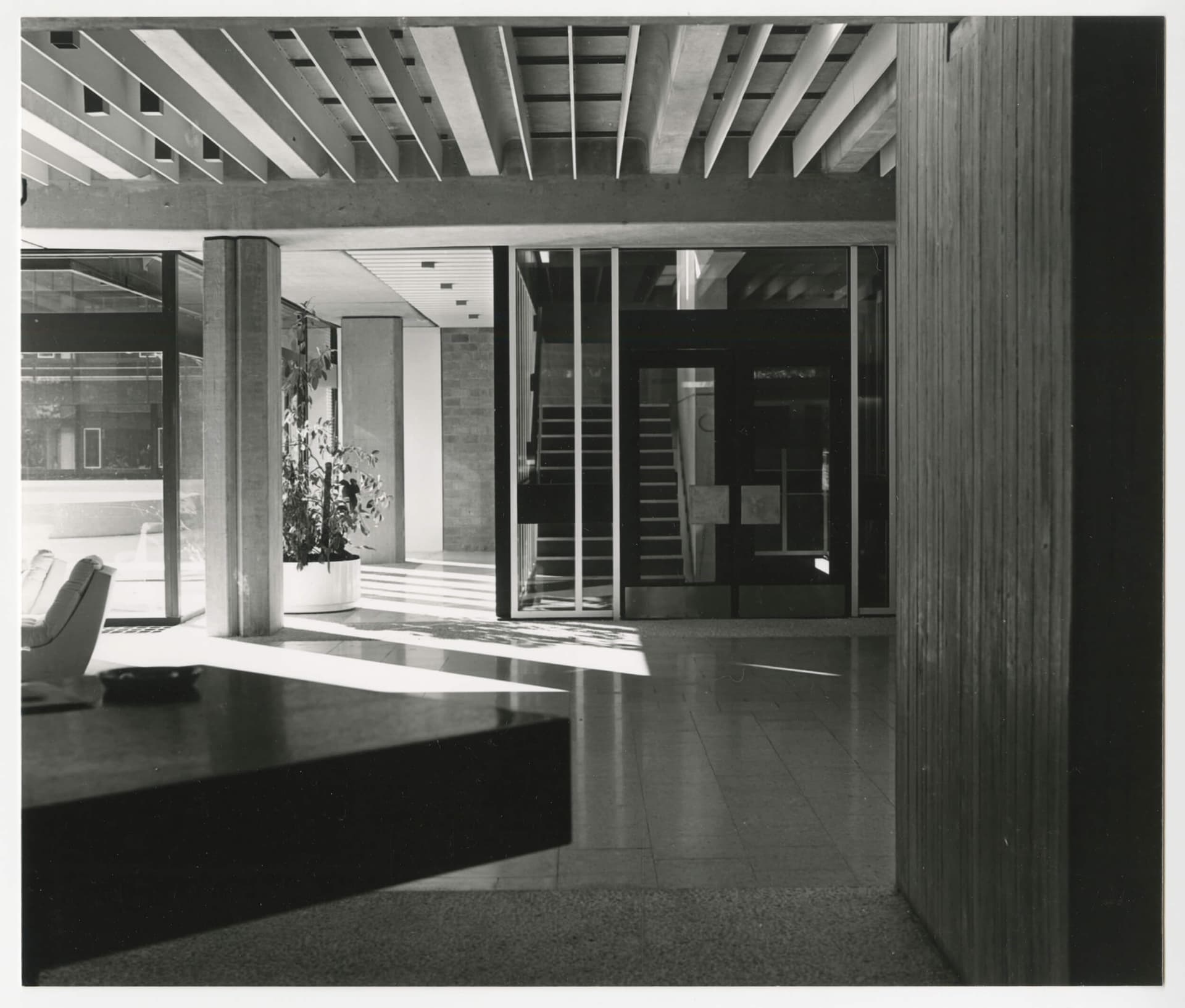 J. Vegter, Ministerie van Financiën,  i..s.m. M. Bolten, J.C.M. Franken en F. Sevenhuysen, Den Haag, 1970-1975. Foto: Hans Maal. Het ontwerp is een volledige integratie van landschap, architectuur, interieur en stoffering. 
Archief: J.J.M. Vegt… 