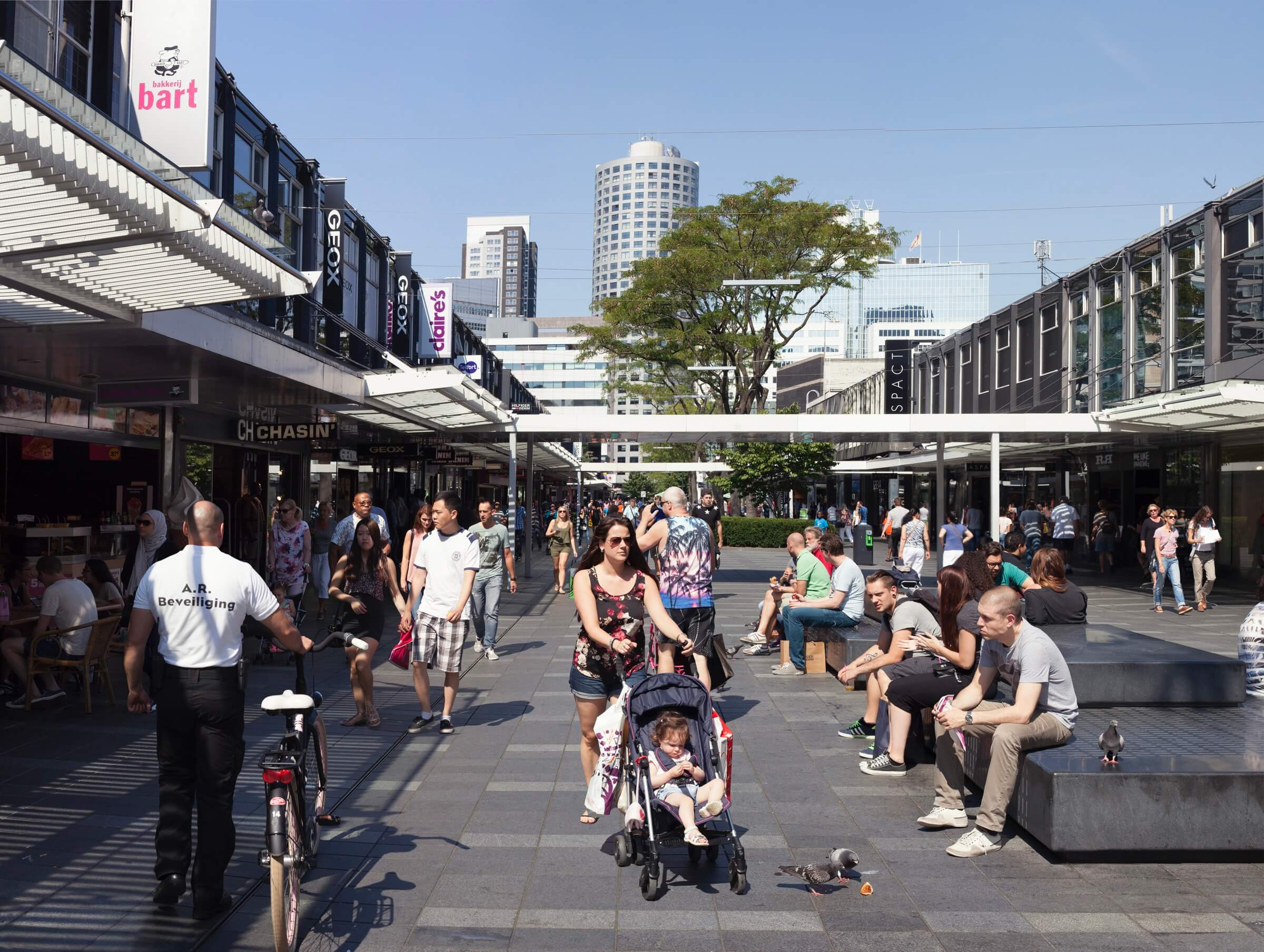 Lijnbaan, Rotterdam. Photo Lard Buurman. 