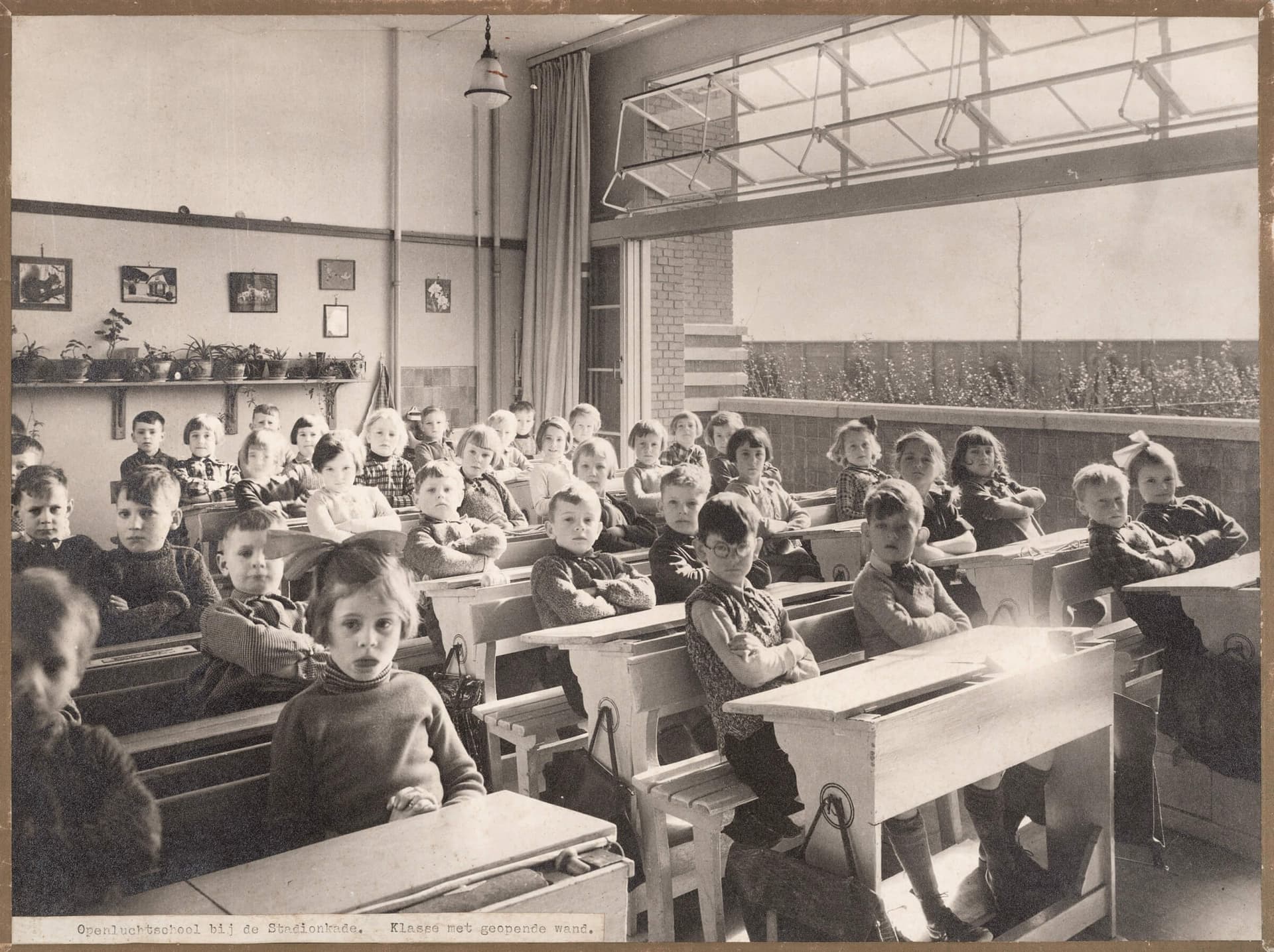 N. Lansdorp. Openluchtschool aan de Stadionkade in Amsterdam. Klaslokaal met leerlingen met geopende wand. Archief Tentoonstellingsraad. Collectie Het Nieuwe Instituut, TENT n265.  