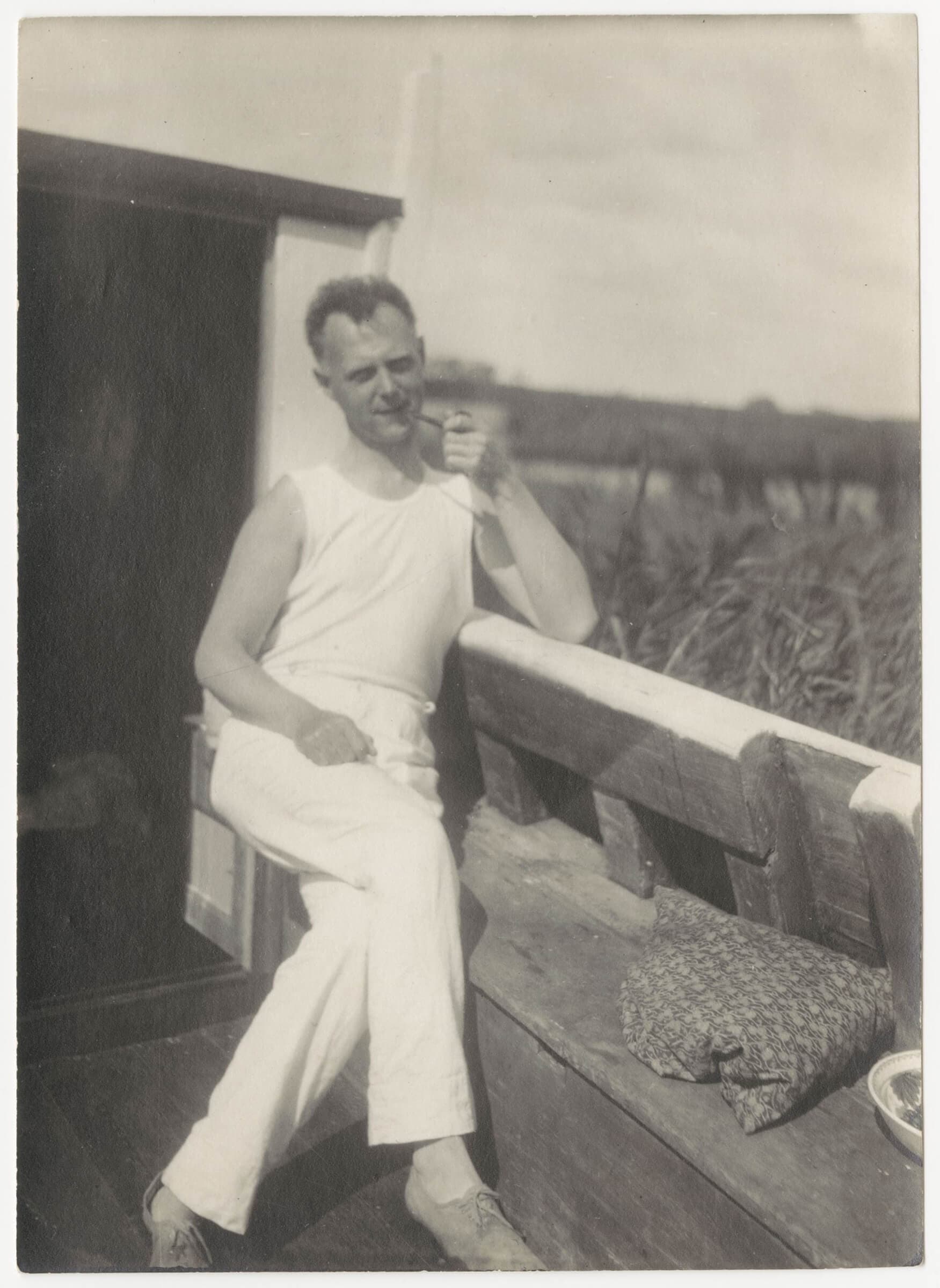 Verhagen tijdens een zeiltocht, ca. 1925. Behalve verwoed wandelaar en tuinman, was hij ook roeier en zeiler. Hij kocht rond 1920 een houten aak, waarmee hij met vrienden, waaronder zijn compagnon Granpré-Molière, zeiltochten in Friesland maakt… 