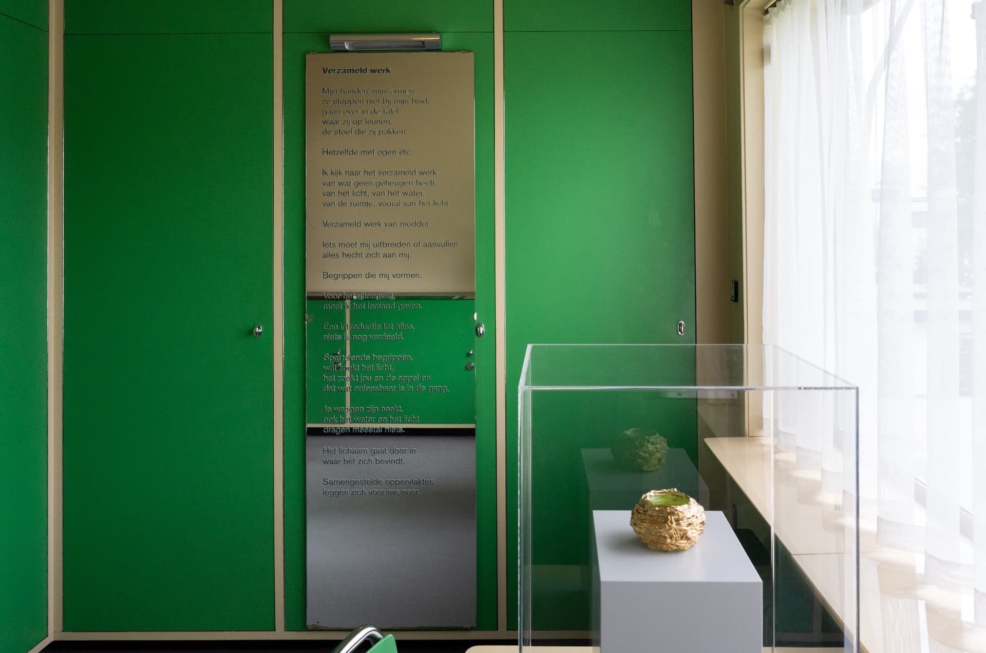 Impressie van de tentoonstelling Gijs Bakker & K. Schippers: Beginselen in Huis Sonneveld, 11.07.2020 – 10.01.2021. Foto: Johannes Schwartz. Op deze foto staan het sieraad ‘Plastic Soup (378a)’ van Gijs Bakker en het gedicht ‘Verzameld werk’ va… 