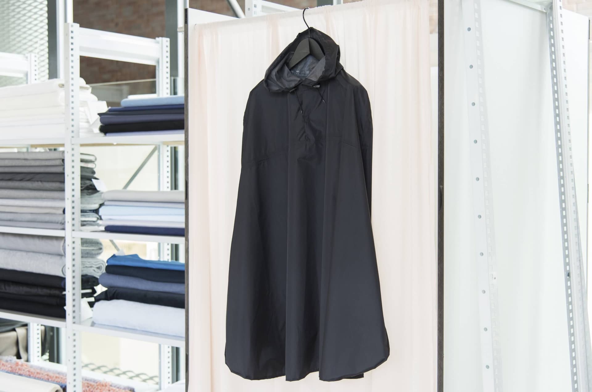 Raincoat. Photo Jessica Dohmen-Verboom, Het Nieuwe Instituut 