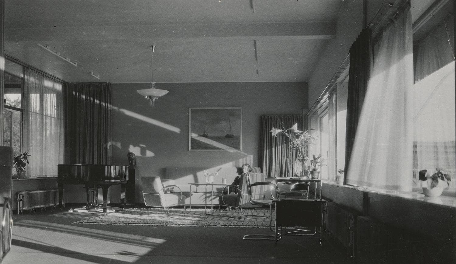 Rays of sunlight entering the living room. Collection Nieuwe Instituut. Loan BIHS. 