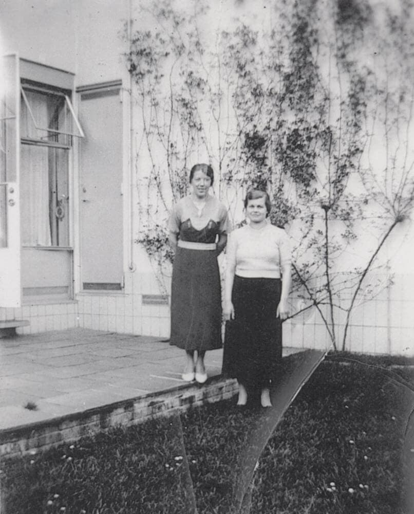 De dienstmeisjes Jeanne Schreuder en Josephine Müller. Collectie Nieuwe Instituut. Bruikleen BIHS  