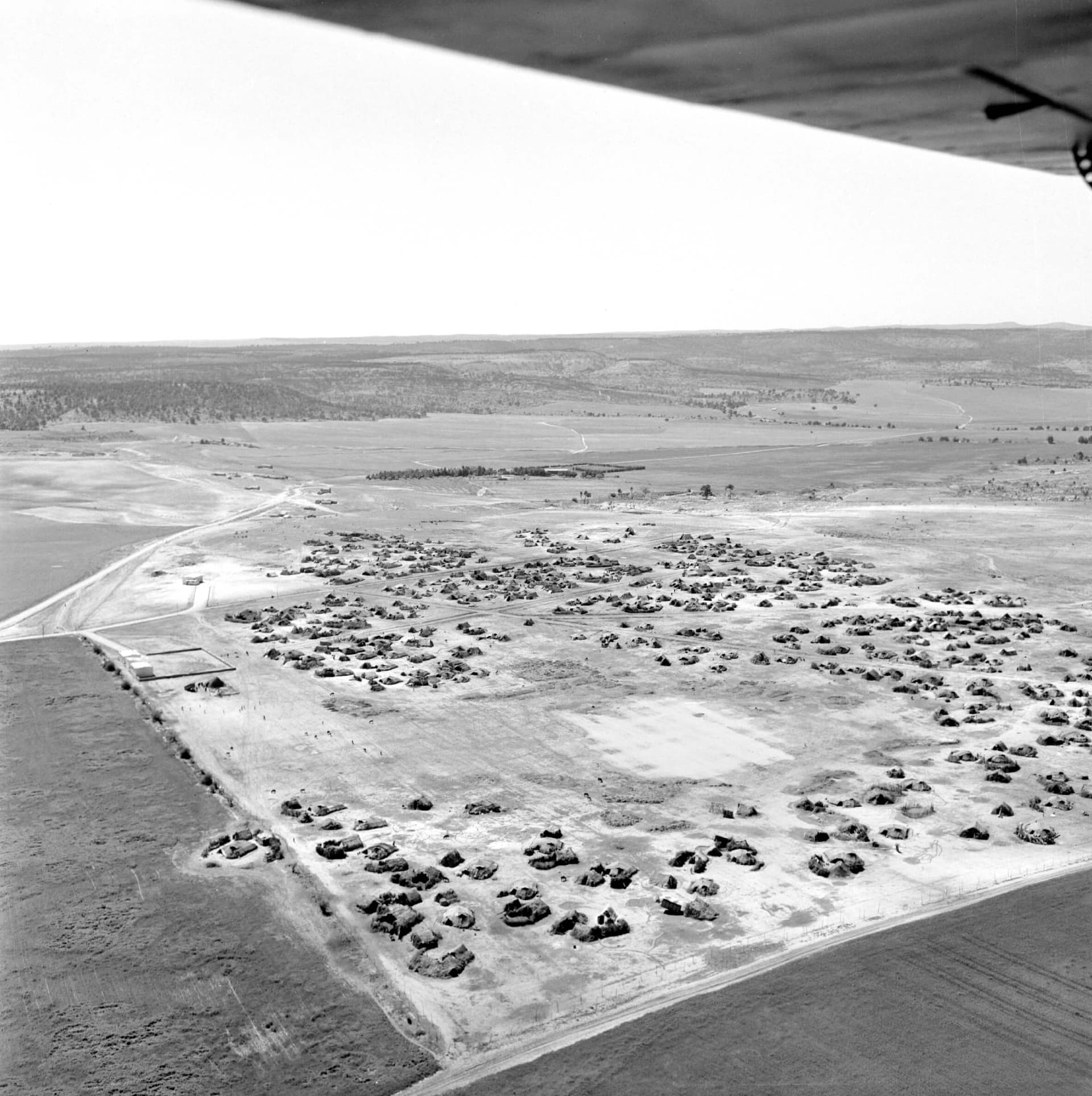 Luchtfoto van de hergroeperingskampen in de militaire sector van Saïda, regio van Oran, Algerije, february – april 1959 © Flament, Marc / Private Archives / ECPAD 