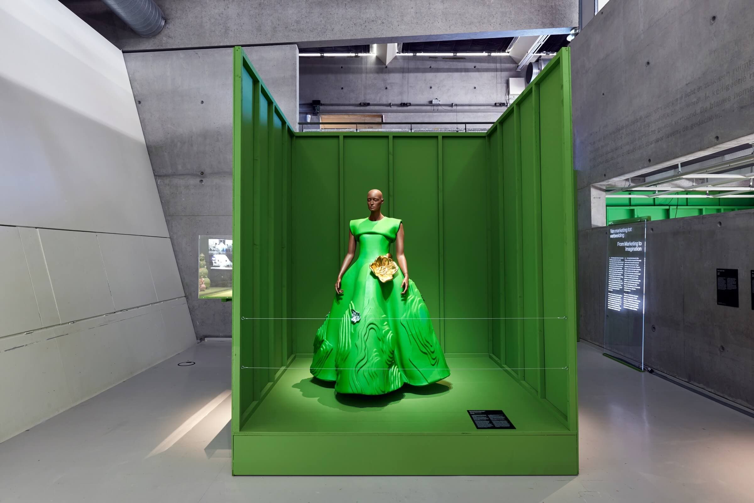 Marga Weimans, Green Landscape Dress (uit de collectie Wonderland, spring/summer 2009), 2008, polyurethaan, kunststof, bruikleen van het Groninger Museum, aangekocht met steun van het Mondriaan Fonds, in de tentoonstelling De architectuur van e… 