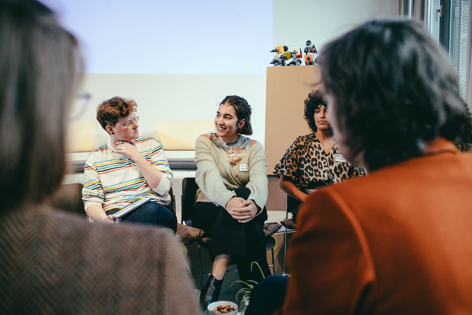 Noah Little en Tamara Hartman tijdens Rondetafelgesprek #5 van de Feminist Assembly Month op 24 september 2022 in Het Nieuwe Instituut. Foto: Simaa Al-Saig 