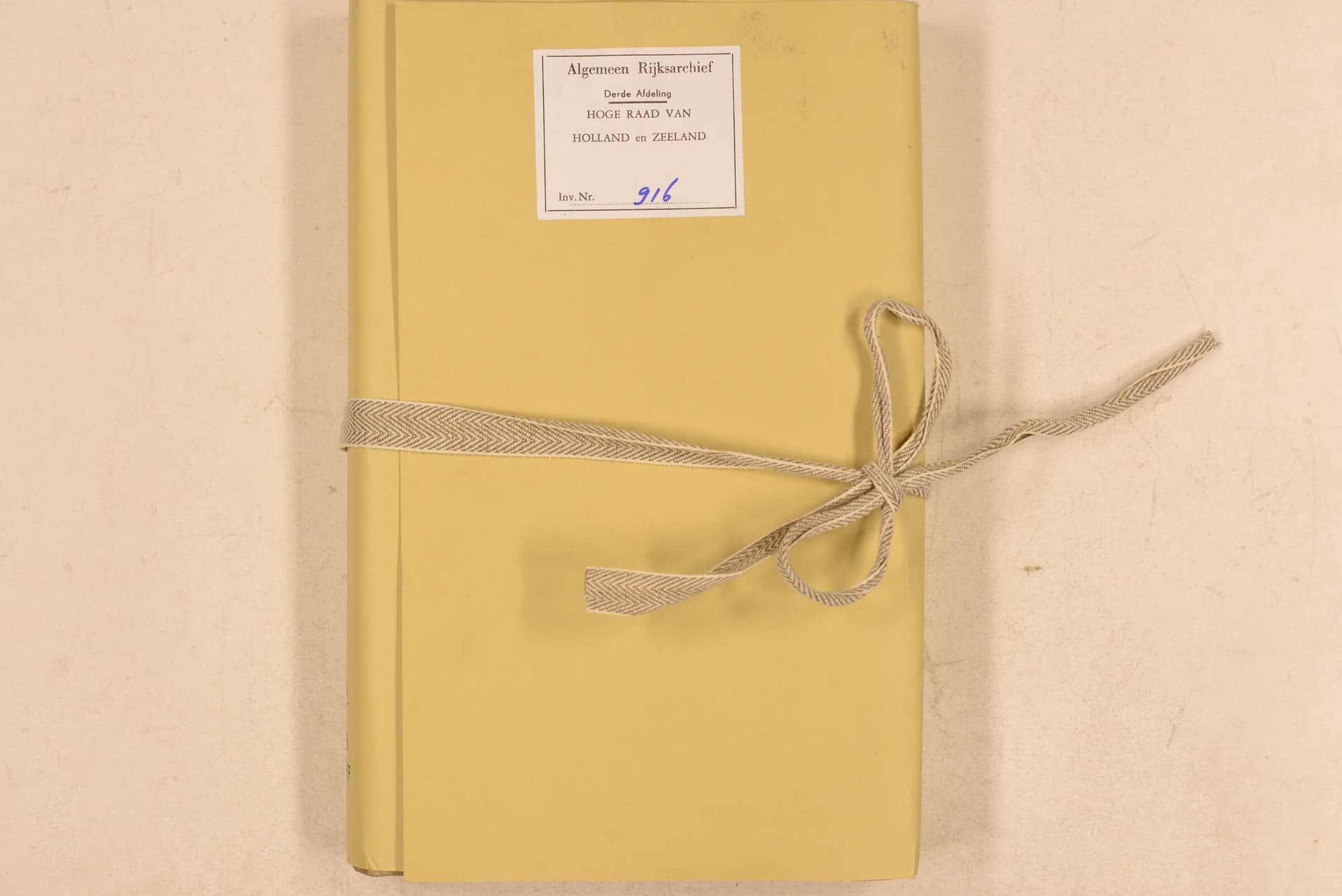 Scan of a 1736 ruling in the case of Claes, signed by presiding judge Cornelis van Bynkershoek of the Supreme Court of Holland and Zeeland. © Geographies of Freedom. 
