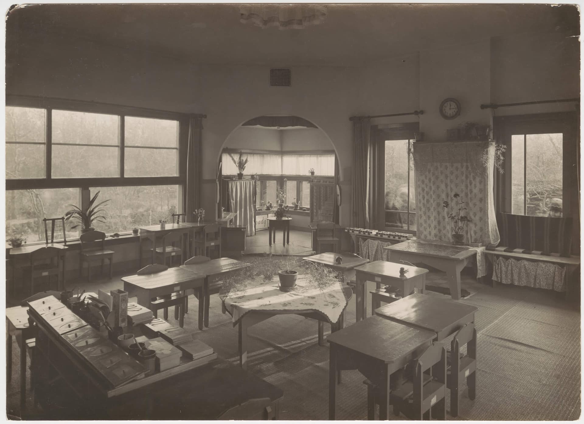 Brinkman en Van der Vlugt. Montessorischool, 1926. Interieur. Collectie Het Nieuwe Instituut, BROX f13A-1  