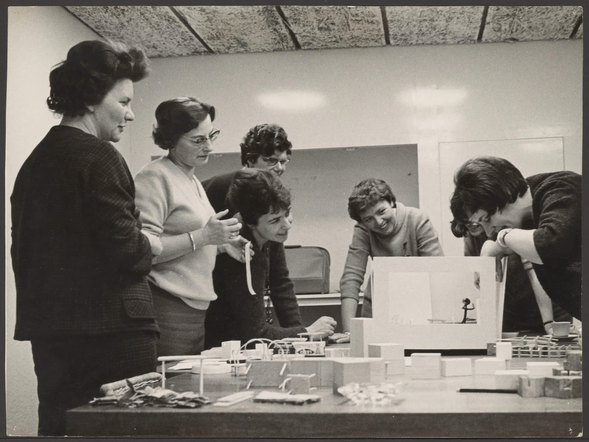 Bijeenkomst Goed Wonen, met links Cora Nicolaï-Chaillet, ca. 1954-1970. Collectie Het Nieuwe Instituut, CORA ph4. Foto Egbert Munks. Copyright Nederlands Fotomuseum. 